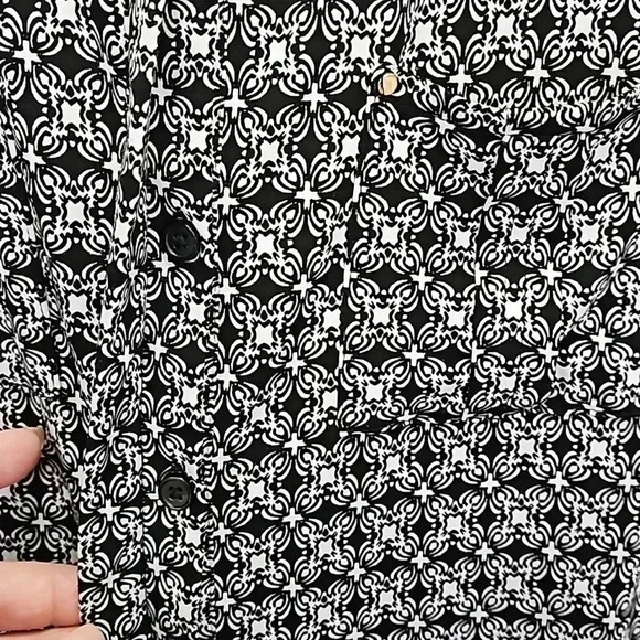 Dana Buchman Black Geometric Design V-neck Capped Sleeve Blouse Sz M - Picture 3 of 6